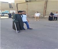 طالب يساند زميله على عكاز أثناء دخوله لجنة الثانوية العامة بقنا| صور