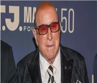 رحيل المنتج الموسيقي كلايف ديفيس عن عمر يناهز 94 عامًا