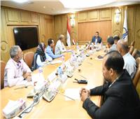 محافظ قنا يبحث تعظيم الموارد عبر الأصول غير المستغلة