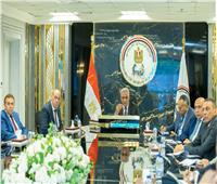 جمبلاط يعقد اجتماعًا لمراجعة الموقف التنفيذي للمشروعات بالمحافظات