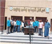 فرق الجوالة بأسيوط تنفذ مبادرة لتركيب لمبات موفرة للطاقة في شوارع القوصية
