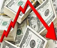 لماذا لا تنخفض الأسعار فورًا في الأسواق بعد هبوط الدولار؟.. اقتصادي يكشف السر
