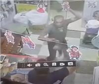 كاميرات المراقبة تكشف تفاصيل الاعتداء على صاحب محل بالعياط.. والأمن يطارد المتهم
