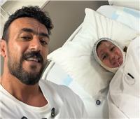 أحمد العوضي يحقق أمنية طفل بعد تعرضه للحروق لإنقاذ أمه | فيديو