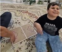 قصة مؤثرة لطفل كفيف عاش فرحة كأس العالم بلمسة من والده| فيديو