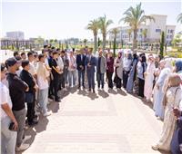 طلاب صيدلة المنصورة الأهلية ينظمون ممرًا شرفيًا لرئيس الجامعة تقديرًا لجهوده