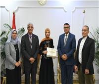 محافظ قنا يكرم أوائل الشهادة الإعدادية.. ويؤكد: دعم المتفوقين لدوام التميز