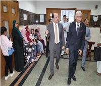 رئيس جامعة المنوفية يتفقد يوم الكشف المجاني بطب الأسنان