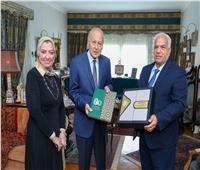 أبو الغيط يتسلم أول نسخة من كتاب جامعة الدول العربية ..ثمانون عاما.