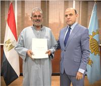 محافظ الغربية يُسلّم 26 عقد تقنين لأراضي أملاك الدولة للمستفيدين