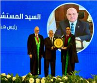 تكريم رئيس هيئة النيابة الإدارية خلال احتفالية كلية الحقوق بجامعة القاهرة