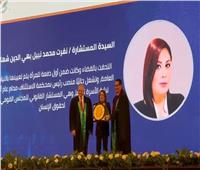 تكريم المستشارة نفرت شهاب في حفل تكريم رائدات العمل القضائي بجامعة القاهرة