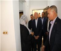 محافظ القاهرة يزور الأسر السبع المتضررة من انهيار عقار منشأة ناصر 