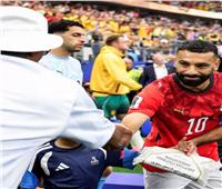 شاهد.. لقاء الممثل الأمريكي صامويل جاكسون بمحمد صلاح في مباراة أستراليا 