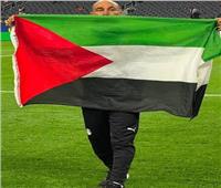 بعد تأهل مصر إلى دور الـ16.. حسام حسن يرفع علم فلسطين 