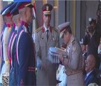 الرئيس السيسي يسلم علم القوات المسلحة لرفعه على مقر القيادة الاستيراتيجية