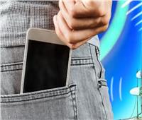 جيوب البنطال الأمامية وتحت الوسادة.. أماكن خطيرة لا تضع هاتفك فيها