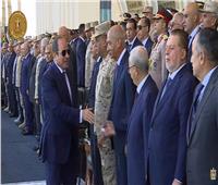 الرئيس السيسي يصافح الحضور خلال استعراض إمكانيات الدولة لمواجهة الأزمات والكوارث