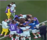 لماذا منع حارس فرنسا زميله من الاحتفال؟.. قاعدة مجهولة وراء اللقطة المثيرة