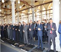محافظ القليوبية يؤدي صلاة الجمعة بمسجد عمرو بن العاص