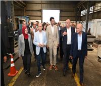 وزير الصناعة ومحافظ الغربية يتفقدان 3 مصانع للغزل والنسيج والملابس الجاهزة  