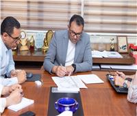 رئيس جامعة المنصورة الأهلية يبحث تطوير المسارات المرورية