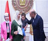 وزير العمل يسلم ماكينات خياطة وحقائب أدوات مهنية لخريجات بالمنوفية
