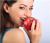 ماذا يحدث لجسمك عن تناول التفاح؟