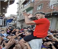 رافعًا علم مصر.. السنبلاوين تستقبل ابنها إمام عاشور