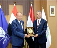 تعزيز التعاون العلمي يتصدر لقاء رئيس جامعة المنصورة وفد «العين العراقية»