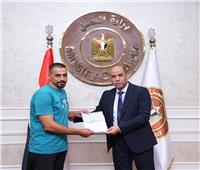 وزير العمل يُسلِّم عقود جديدة للشباب.. ويؤكد: مستمرون في فتح أسواق خارجية 