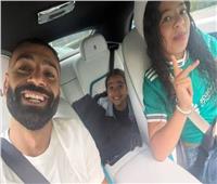  محمد صلاح يلفت الأنظار بأحدث ظهور عائلي مع ابنتيه في الساحل الشمالي