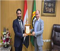 وكيل صحة الدقهلية يُكرّم رئيس قسم جراحة الوجه والفكين بمستشفى شربين