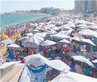 الرايات حمراء| الأمواج تمنع نزول البحر بشواطئ غرب الثغر