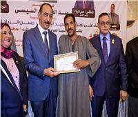  راشد يسلم 17 عقد عمل للأشخاص ذوي الإعاقة .. وتعويضات لأسرتين بقيمة 400 ألف جنيه