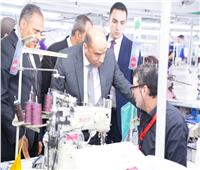 وزير العمل ومحافظ الشرقية يتفقدان توسعات مصنع للمنسوجات ببلبيس