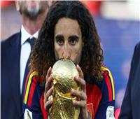 كوكوريا يفي بوعده ويرسم وشم دي لا فوينتي احتفالا بكأس العالم
