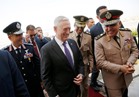 صدقي صبحي يستقبل وزير الدفاع الأمريكي بمطار القاهرة
