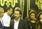 فيديو.. أحمد حلمي ومني زكي في عزاء والدة المخرجين شريف وعمرو عرفة