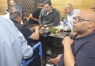 علاء مبارك يلعب "الطاولة" في إمبابة 