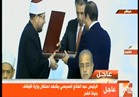 فيديو..وزير الأوقاف يهدى الرئيس السيسي مصحفًا شريفًا باحتفالية ليلة القدر