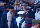 الرئيس السيسي يقبل" المصحف الشريف "خلال إفتتاح قاعدة محمد نجيب العسكرية
