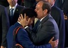 بالفيديو | ياسين الزغبي يسلم السيسي شكاوى الشباب .. والرئيس يقبل جبينه