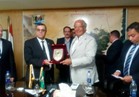 وزير التنمية المحلية يتسلم درع محافظة الفيوم