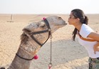 صور.. كورتني كارداشيان تستعيد ذكريات عطلتها في مصر بـ «قُبلة الجمل»