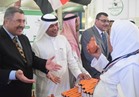 قنصل مصر بجدة ومدير فرع وزارة الحج يستقبلون حجاح مصريين بماء زمزم 