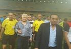 الحكم محمود عاشور يخرج من الملعب فى حراسة رئيس الزمالك