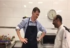فيديو .. «السفير البريطاني في المطبخ» من أجل «الفتة الضاني» 