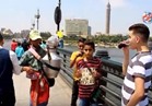 فيديو| المصريون يحتفلون بـ«العيد» على كوبري قصر النيل 