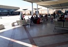 توافد أهالي الحجاج أمام مبنى الصالة الموسومية بمطار القاهرة